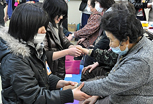 手や腕をさすりながら 手や腕をさすりながら